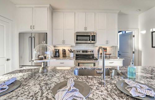 Lake Granbury Views and Game Room! Modern Escape - Foto 9