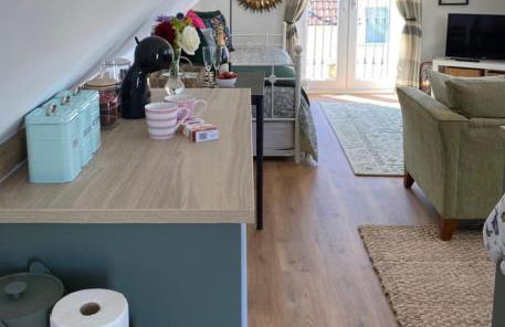 Grove View Studio Apartment - Photo 14