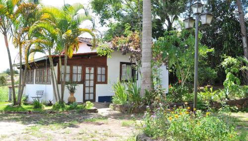 Casa COMPLETA, 2 quartos, Estacionamento GRATUITO, WIFI 300MB, frigobar, microondas, fogão e jardim - Foto 2