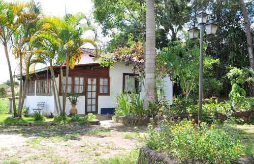 Casa COMPLETA, 2 quartos, Estacionamento GRATUITO, WIFI 300MB, frigobar, microondas, fogão e jardim - Foto 2