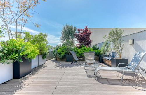 GuestReady - Chic Stay with Jacuzzi and Parking - Photo 27