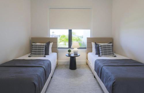 KING BED - FREE Pool Heat - 85 in TV - 4BR Villa - Foto 59