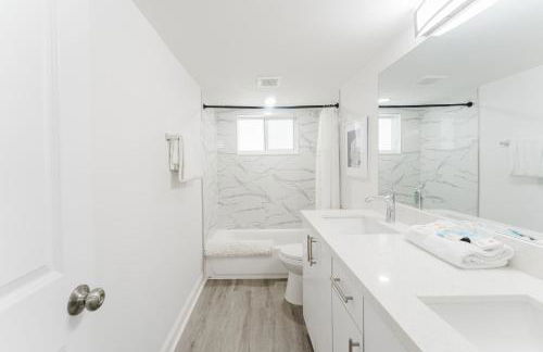 Boca Waterfront Oasis Walk to Beach with Pool, Hot Tub, Gym - Foto 7