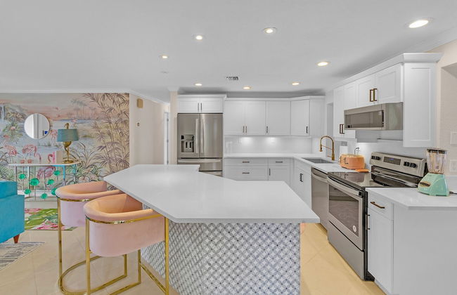 Flirty Flamingo Colorful Waterfront Escape w Pool - Foto 17