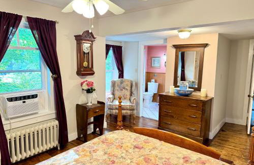 Berkshire Retreat Grand Home with Hot Tub and Large Yard, 5 mins from Jiminy Peak - Foto 44