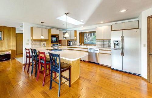 Serene La Conner Retreat with Fireplace and Deck! - Foto 10