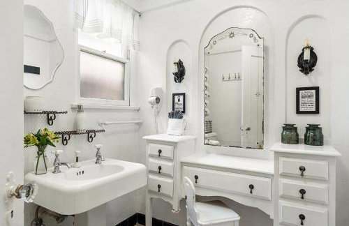 Visit the Beach from a Historic Downtown Apartment - NRP21-00092 - Foto 7