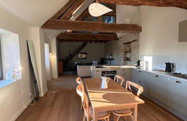 Au 8 à Meursault, Magnifique maison Bourguignonne au pied des vignes, jardin, places de parking privée - Foto 11