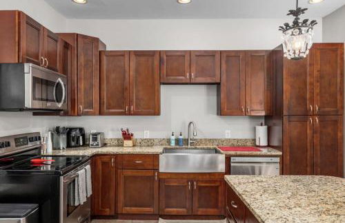 Walk to Forest Park Euclid Fire Pit Porch Swing - Foto 25