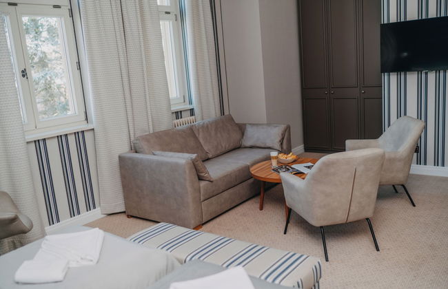 Platinum Adults - Photo 4