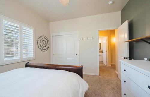 Lavender & Vine - Downtown Retreat with Hot Tub and Fire Pit! - Foto 21