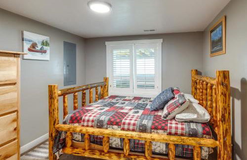 Deck with Hot Tub Ashton Cozy Cub Cabin - Foto 29