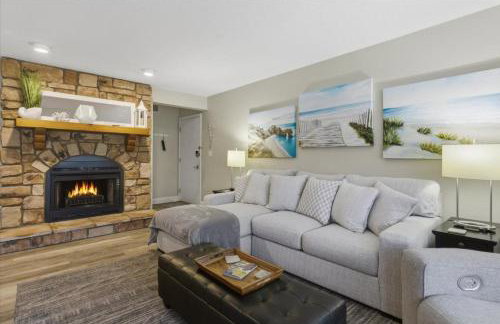 Lakefront Osage Beach Condo + Workspace w/ Pool Views - Foto 8