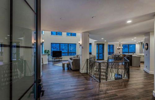 Cozy mountain home w riverfront patio - Foto 46