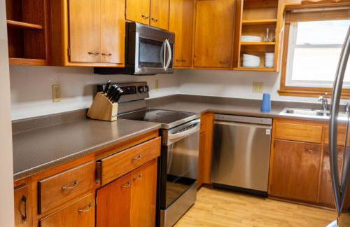 Work & Relax, 3BR Home with Office, Close to Downtown & Prairie Trail, Parking - Foto 3