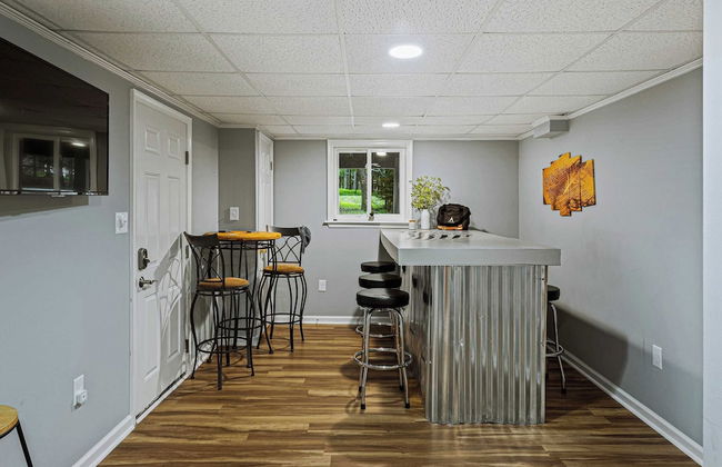 Frolic on Fern by Avantstay Enclosed Deck w/ Forest Views, Bar - Photo 20