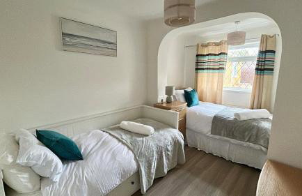 Peaceful 2-Bed Bungalow with Garden & Parking in Bramley Village, Rotherham - Foto 7