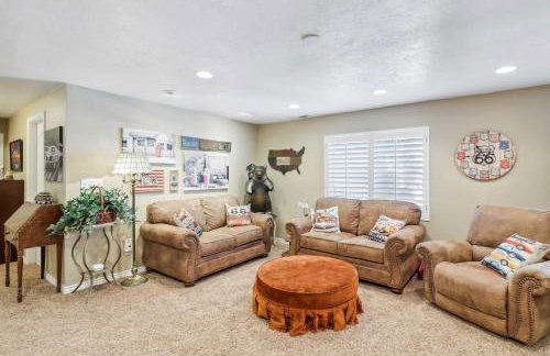 Cozy American Fork Retreat with Electric Fireplace - Foto 1