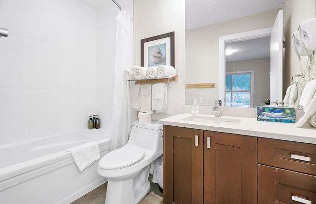 3BR Lakeside Penthouse Retreat - Photo 41