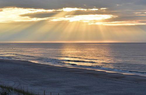 Beachfront Oasis with 2 Large Decks, BBQ and Views! - Foto 37