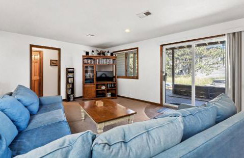 Experience lakeside luxury at Sunset Cove, a spacious 5-bedroom home - Foto 10