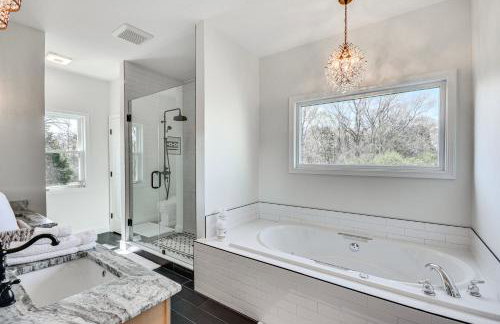 Bright and Elegant Home in High Point with Deck! - Foto 18