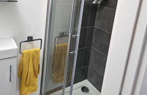 Modern Large 4-Bed Property sleeps 10 in Abergele - Photo 13