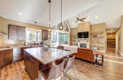 Deck and Views Scenic Group Getaway in Lakeside! - Foto 8