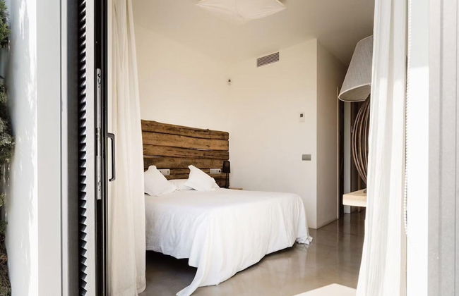 Modern Villa With Minimalistic Decor - Photo 5