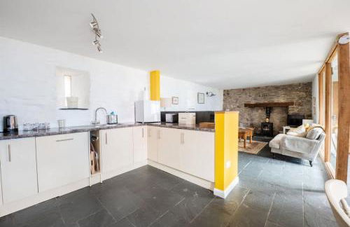 St Davids Hideaway with Roll-top Bath & Log Burner - Photo 4