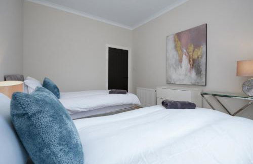 3BR Home Sleeps 6 Near Airport with Parking - Foto 10