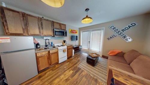 Train Themed Hobo Hideaway Near City Square - Foto 4