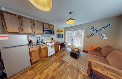 Train Themed Hobo Hideaway Near City Square - Foto 4