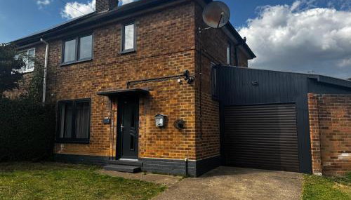 Located in the peaceful NG8 Wollaton , Perfect for Business Trips & Family Holidays or working proffesionals-long term deals, M1 Nearby , Free Parking , Private Garden , 500Mb Wi-Fi , Netflix - Foto 3