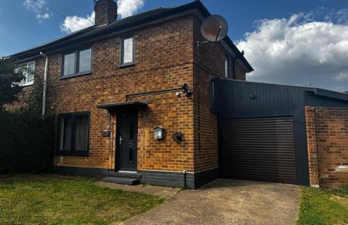 Located in the peaceful NG8 Wollaton , Perfect for Business Trips & Family Holidays or working proffesionals-long term deals, M1 Nearby , Free Parking , Private Garden , 500Mb Wi-Fi , Netflix - Foto 3