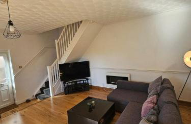 Spacious Bournemouth Home with BBQ, Outdoor Seating & large TV - Foto 4