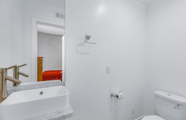 Stylish 2br/2ba At HWH by Oneluxstay - Photo 40