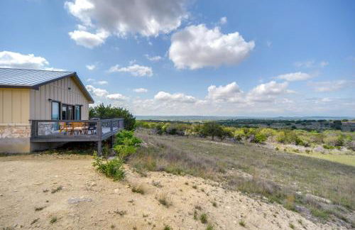 Center Point Countryside Cottage with Deck, Grill! - Photo 22
