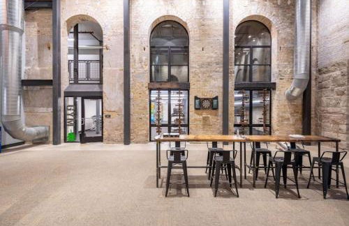 Spacious Luxury 2BR Apt Near Fiserv with Parking - Foto 19