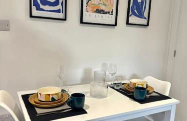 Spacious and Stylish Flat in Trowbridge, Wiltshire - Photo 2