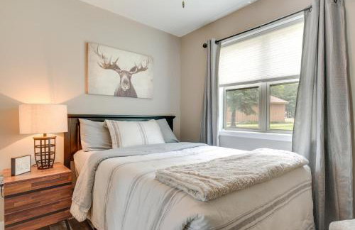 Tranquil Lakefront Cabin Fire Pit, Grill and Patio - Foto 17