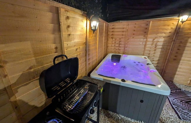1-bed Retreat - Hot Tub, Private Garden & Bbq - Foto 12