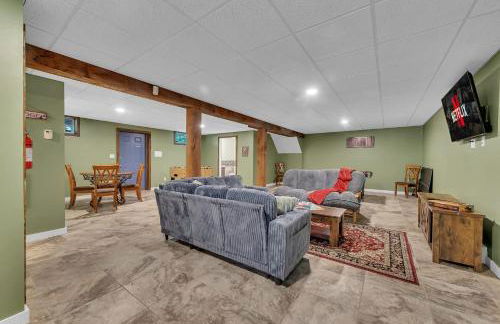 Secluded Log Cabin with Hot Tub Fire Pit Game Room - Foto 27