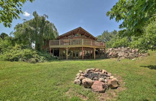 Grand Escape w/ Deck, Game Room, Nature View! - Foto 1