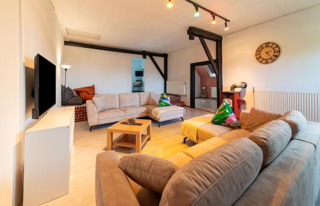 Spacious Villa With Tennis - Photo 17