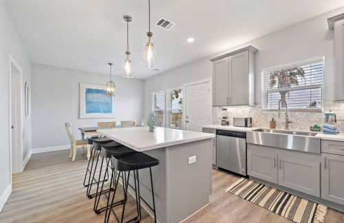 Modern Beach House with Fire Pit and Swimming Pool - Foto 13