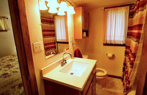 Lakefront Pine Cottage Hot Tub & Fire Pit - Foto 17