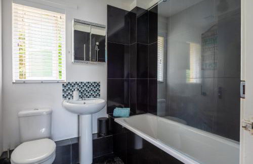 55 Incline Way - Saundersfoot Coastal Retreat with Patio & Parking - Photo 9