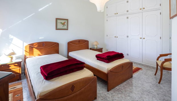 Beautiful 3-bed Villa in Faro Spool & Seaview - Photo 5, Room