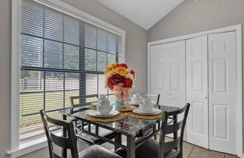 Glamorous 3BR 2BA house w/ large fenced backyard - Foto 24